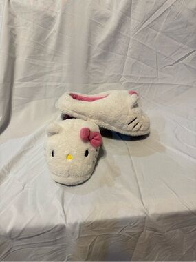 Hello Kitty White Plush Slippers with Pink Bow